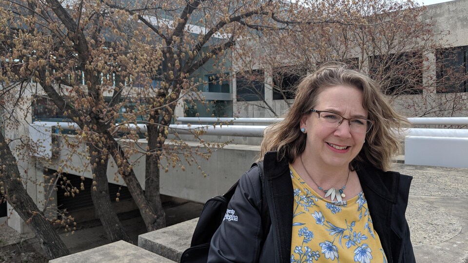 Marie-Eve Bussières devant l'entrée de la station de Radio-Canada, à Regina.