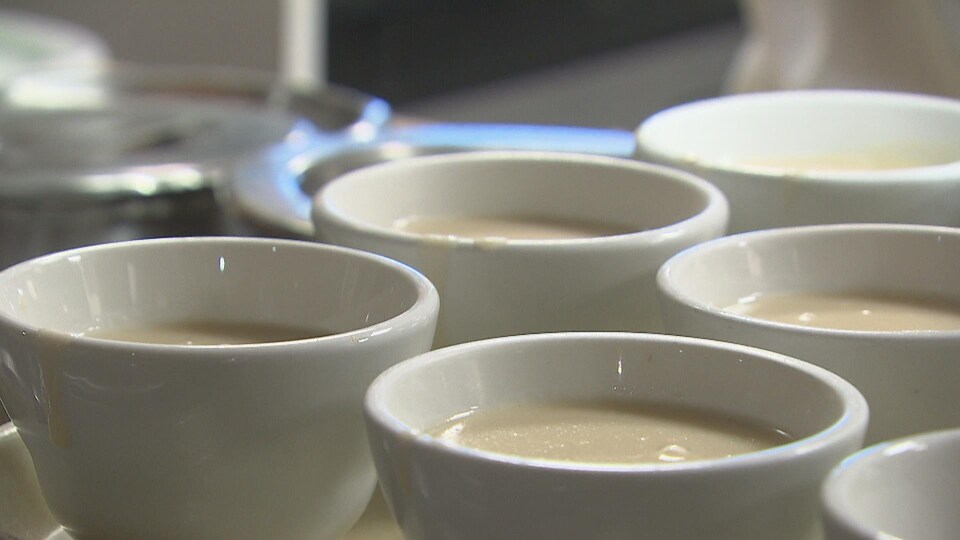Des bols remplis de potage.