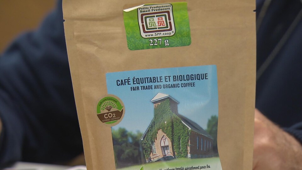 Le comité boit du café équitable