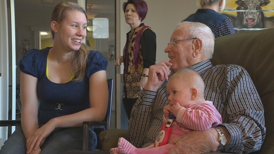 Cajoler Des Bebes Pour Briser L Isolement Radio Canada Ca