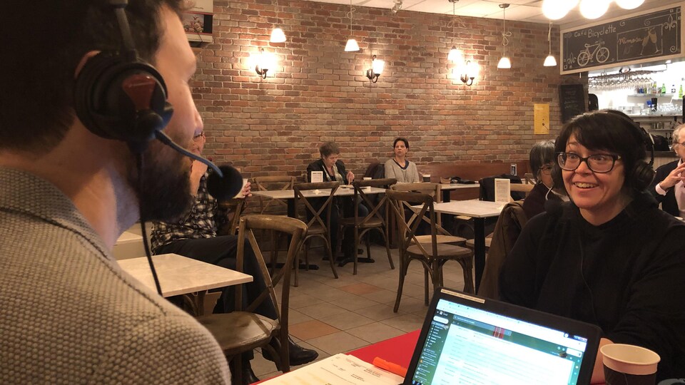 Marie-Josée Ouimet en entrevue avec Rudy Desjardins, au Café bicyclette à Edmonton.