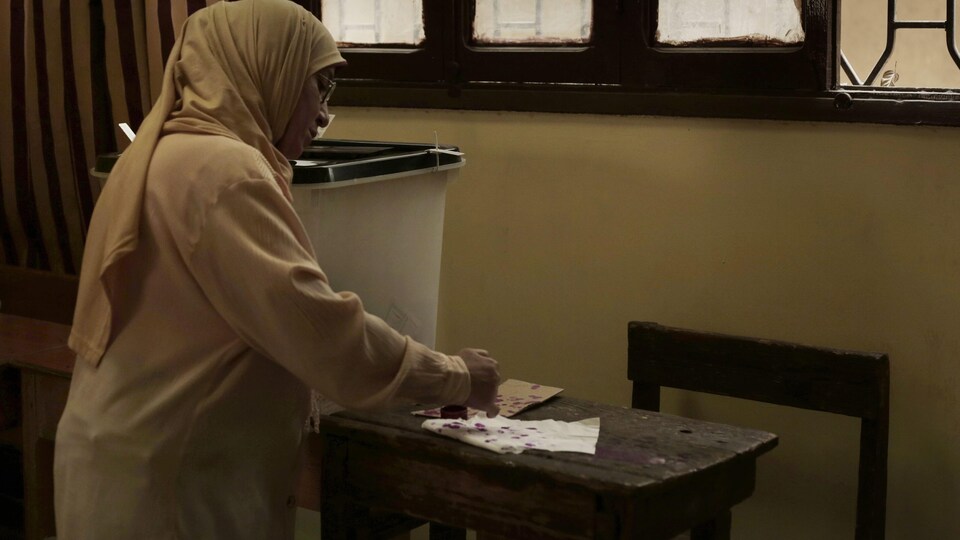 Une électrice égyptienne dans un bureau de vote de la circonscription de Shubra au Caire