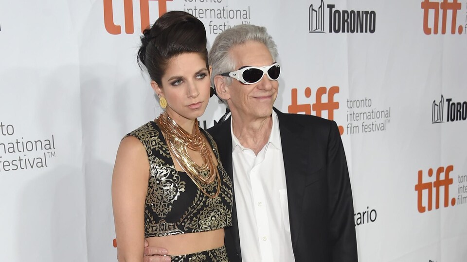 Un homme et une femme posent pour les caméras lors du festival de film de Toronto.