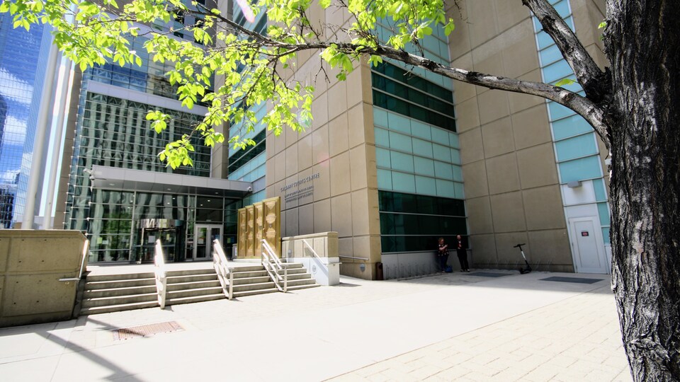 Trois portes en or à côté du signe du centre des cours de l'Alberta.