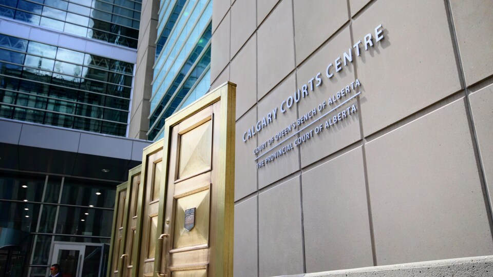 Trois portes en or au palais de justice de Calgary.