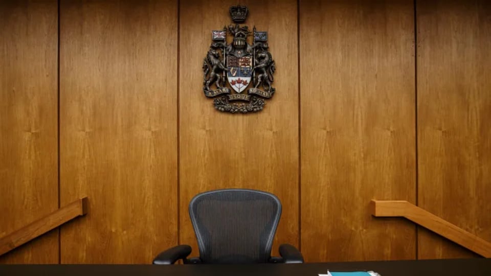Une chaise dans un tribunal albertain.