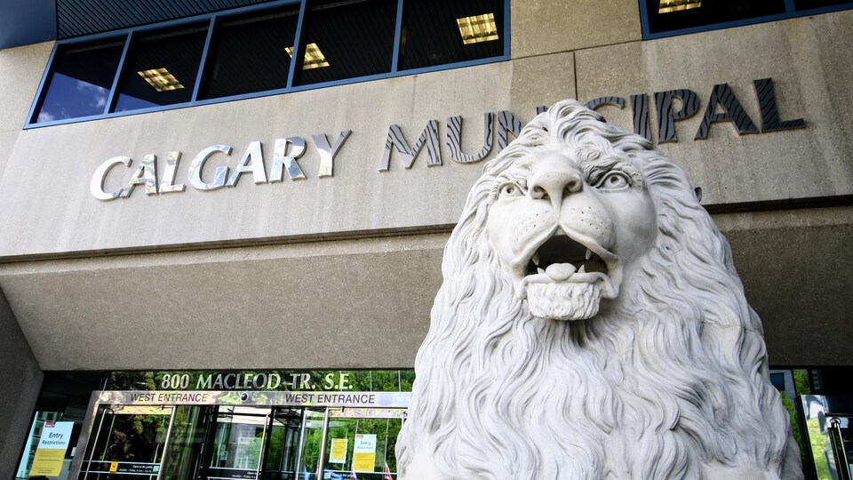 Sculpture d'un lion devant l'entrée du bâtiment municipal de Calgary.