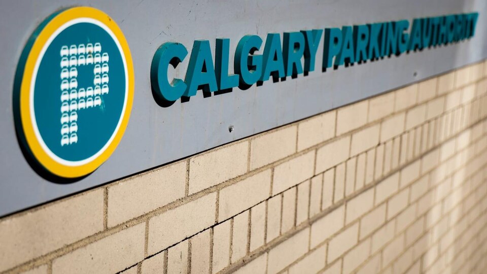 Un panneau de la Calgary Parking Authority.