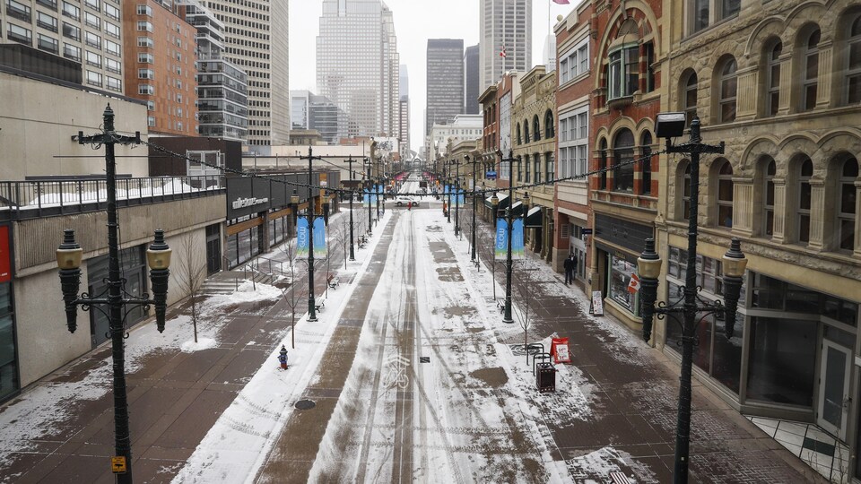 Des rues vides du centre-ville de Calgary, en Alberta, le mercredi 18 mars 2020, au milieu d'une pandémie mondiale de COVID-19. 
