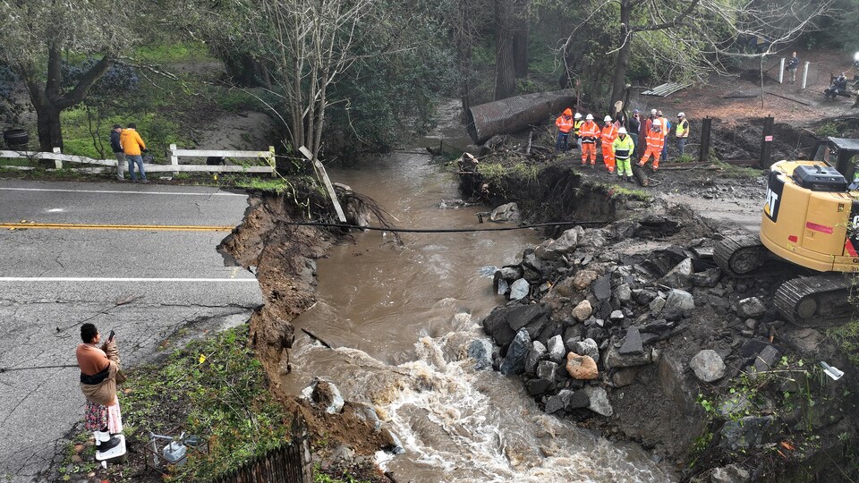 De fortes pluies ont détruit une route dans le nord de la Californie