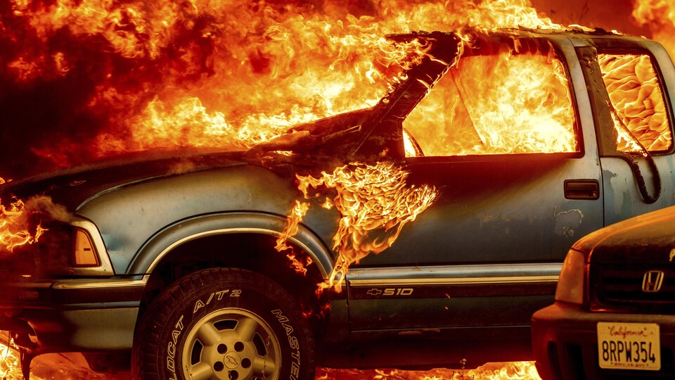 Un camion ravagé par les flammes.