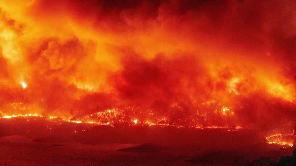 Les flammes encerclent une partie du lac Oroville, alors que le feu continue de se propager à Oroville, en Californie.