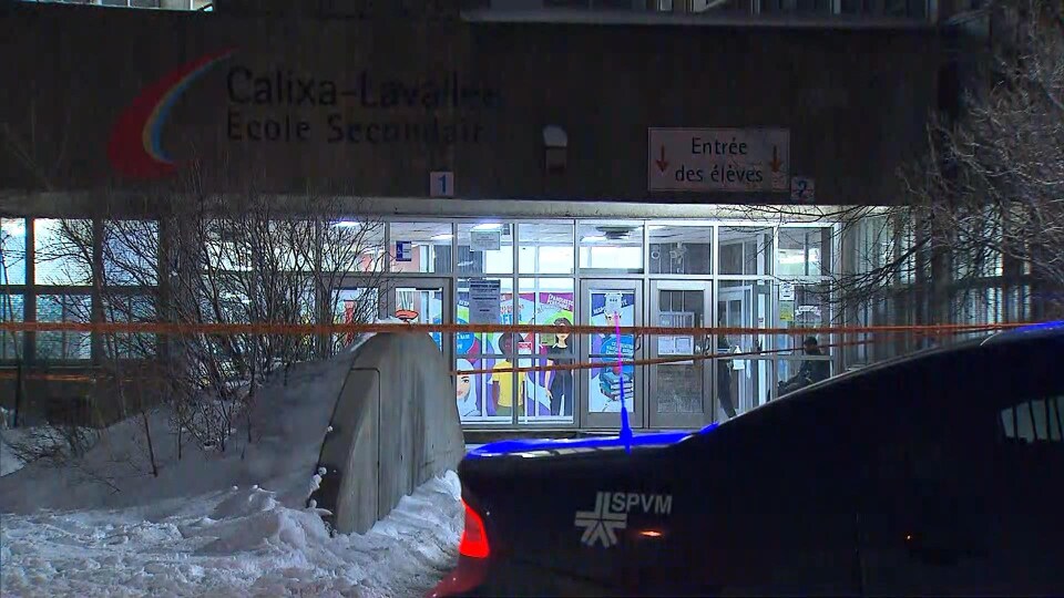 Vue de l'extérieur de l'école Calixa-Lavallée, la nuit.