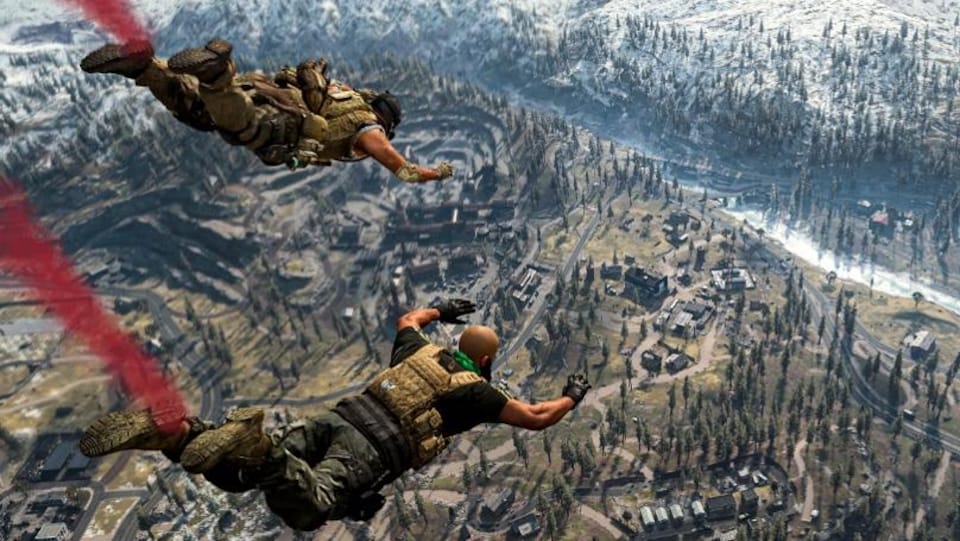 Capture d'écran du jeu Call of Duty: Warzone. Deux soldats tombent du ciel pour atterrir dans l'aire de jeu. 