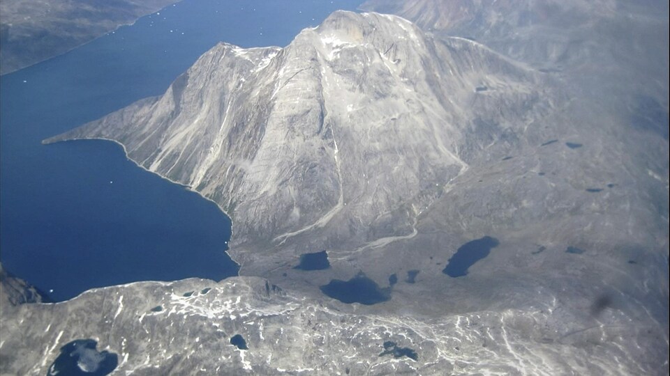 Vue aérienne de lacs et de montagnes.