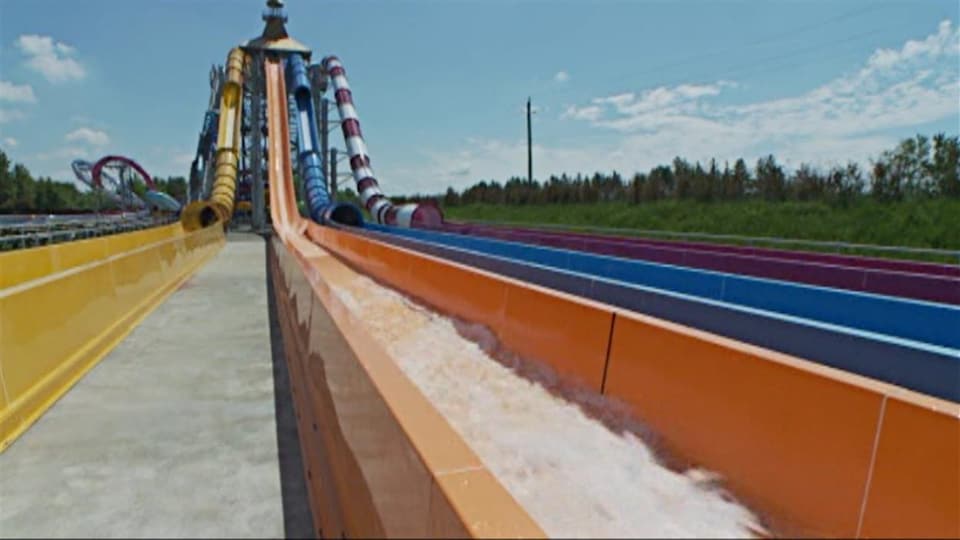 Une glissade au parc aquatique Calypso.