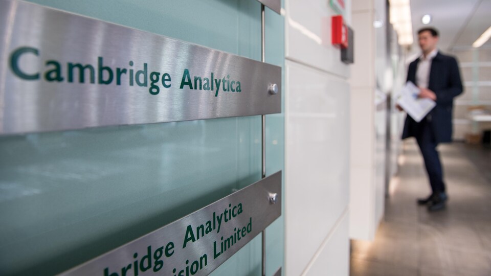 La société Cambridge Analytica fait l'objet d'une perquisition des autorités britanniques.