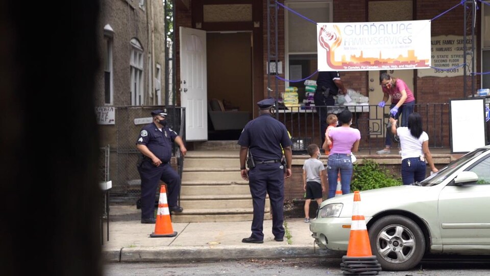 Des policiers devant le Guadalupe Family Services.