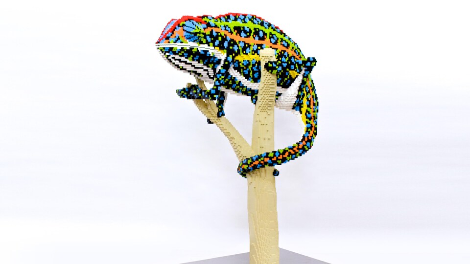 Une sculpture de caméléon confectionnée à partir de briques Lego. 