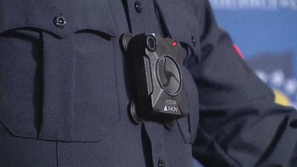 Un policier porte une caméra d'intervention sur son uniforme.