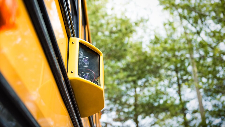 Une caméra sur un autobus scolaire. 