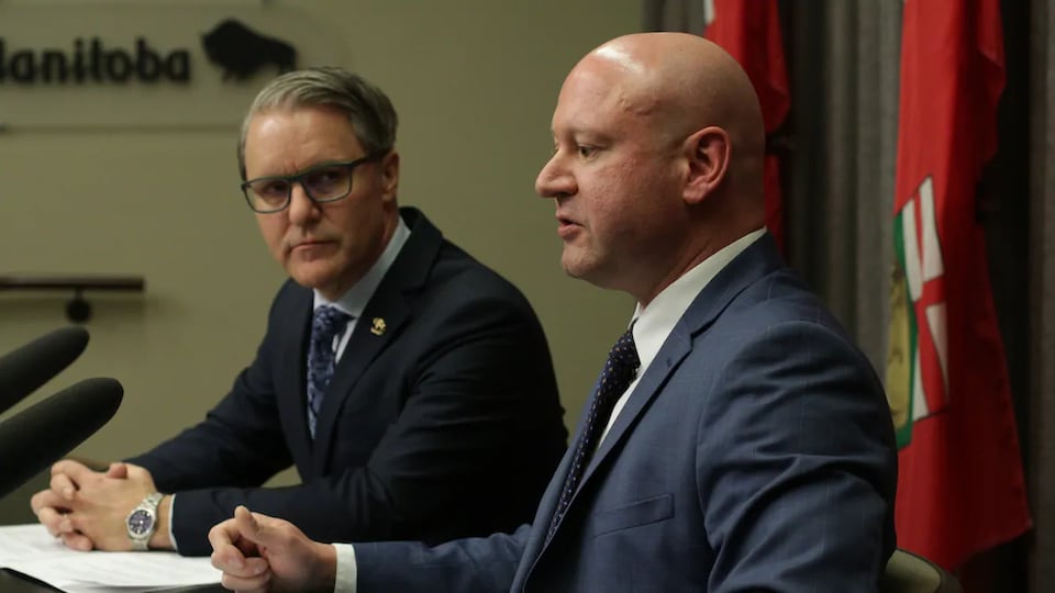 Les deux hommes sont côte à côte en conférence de presse.