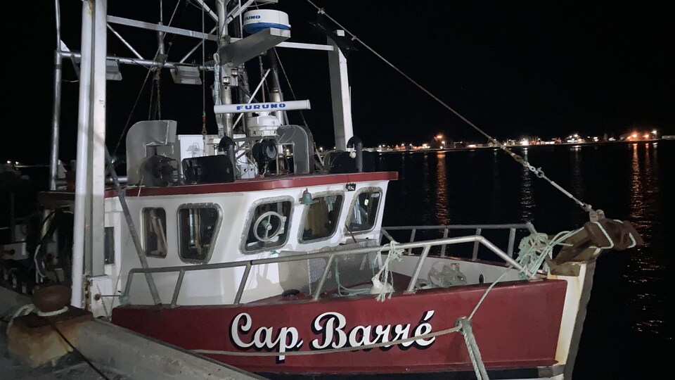 Le Cap Barré amarré au quai de Saint-Maxime-du-Mont-Louis.