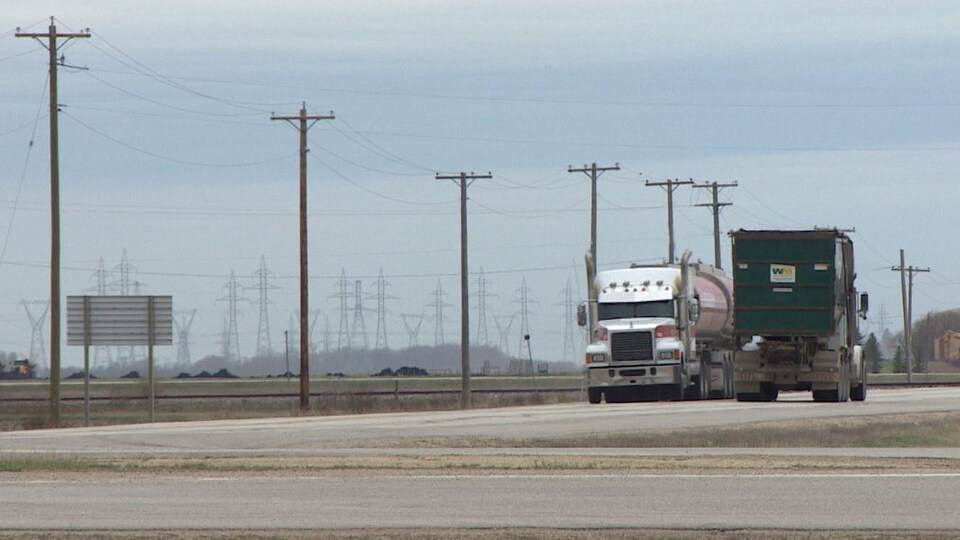 Deux poids lourds se croisent sur l'autoroute 6, près de Winnipeg, le 12 mai 2022. 