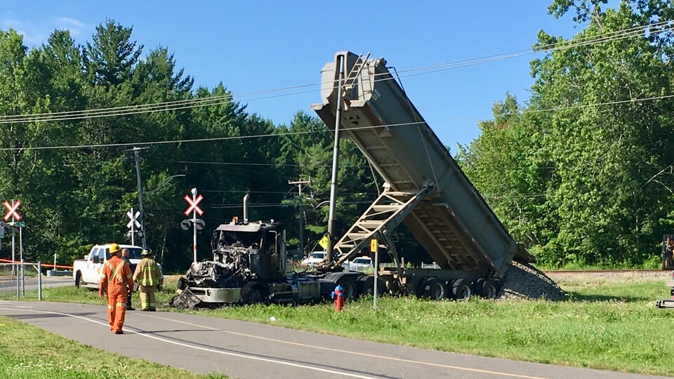 Camion complètement brûlé