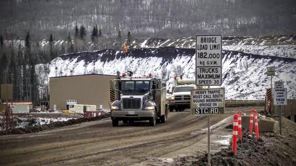 Des camions sur le site de construction du barrage site C près de Fort St John.