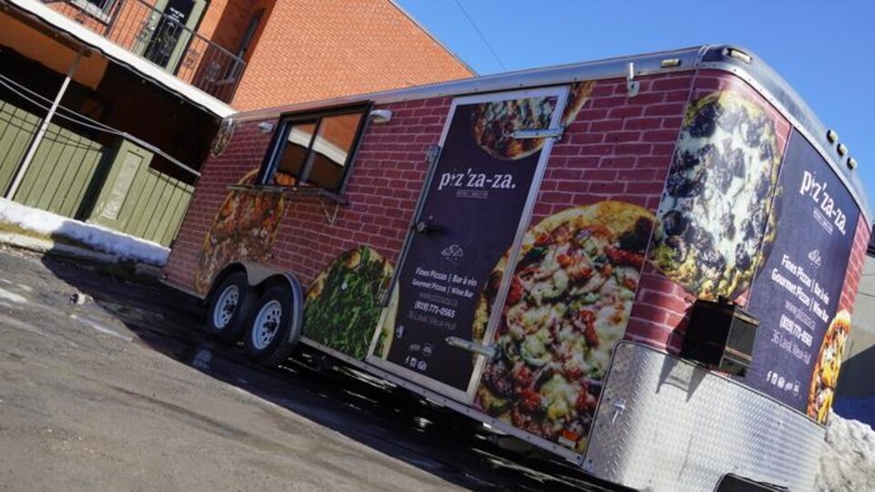 Un camion de cuisine de rue.