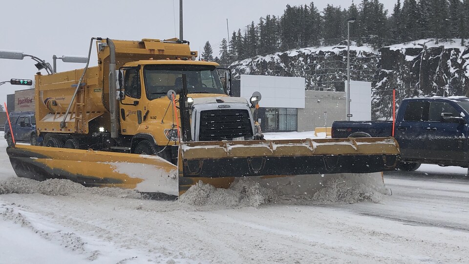 Un camion de déneigement au travail.