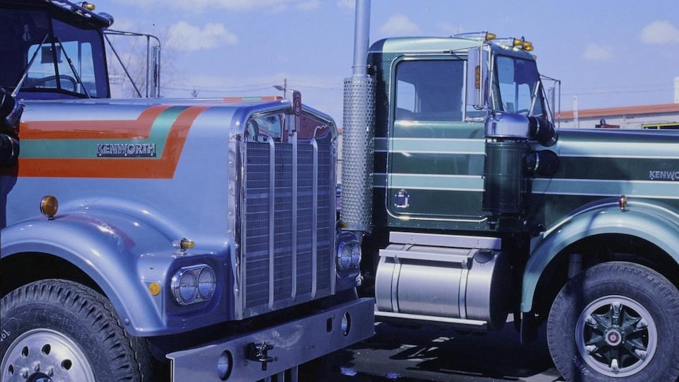 Deux camions de marque Kenworth dans un stationnement.