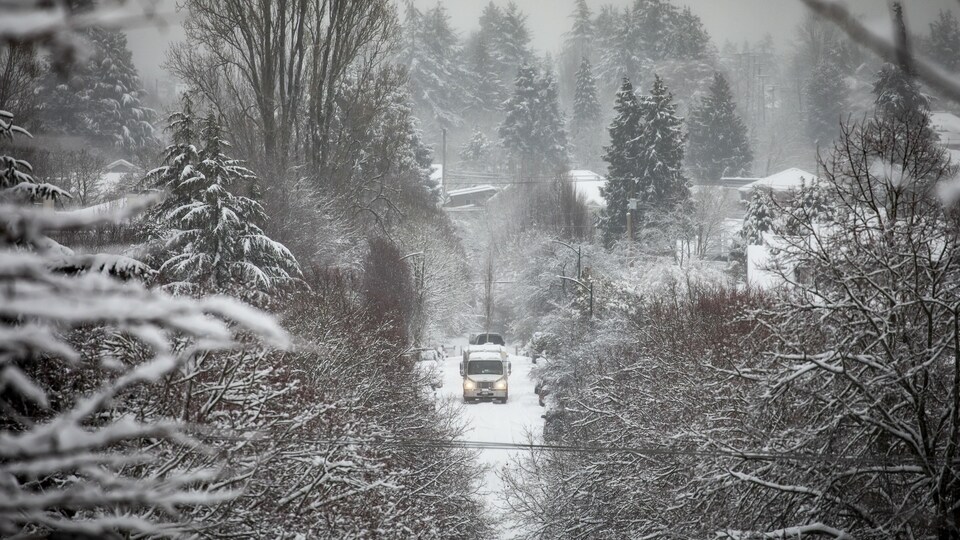 Un camion avance sur une route enneigée en Colombie-Britannique.