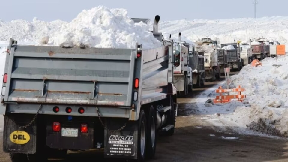 Edmonton pense imposer des frais d’utilisation pour ses dépôts à neige