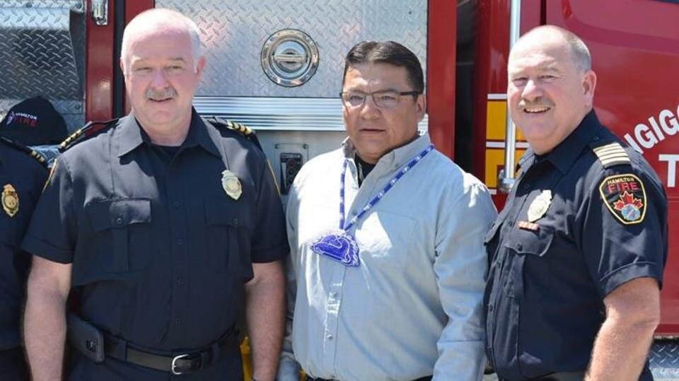 Randy Moss, chef adjoint du service d’incendie de Hamilton, Will Windigo, chef de la Première Nation Nigigoonsiminikaaning, Dave Cunliffe, chef du service d’incendie de Hamilton.