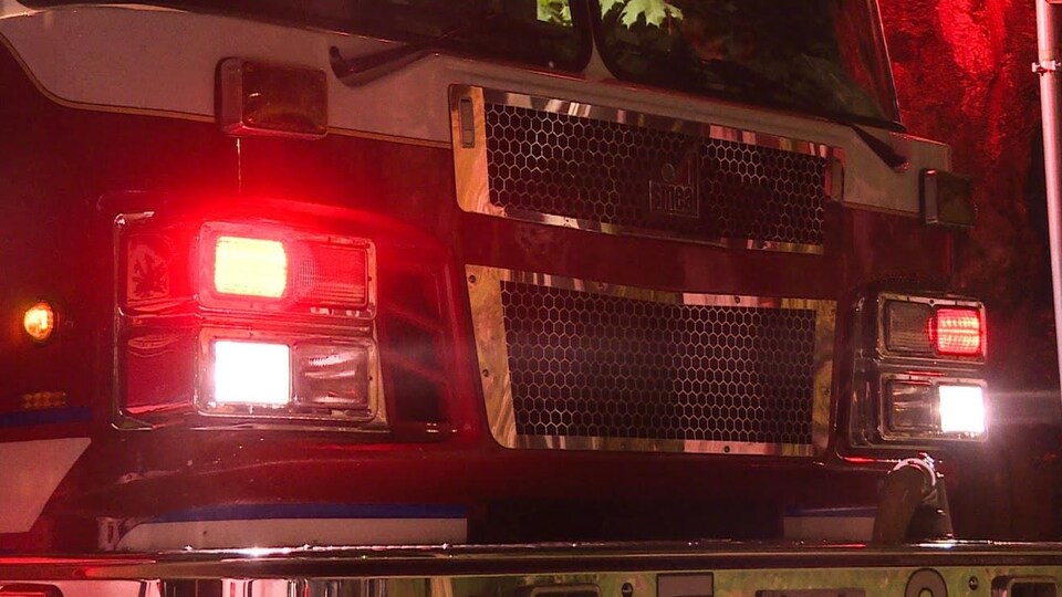 Un camion de pompiers.