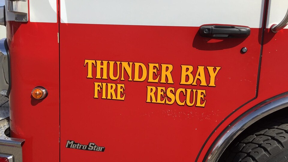 La portière d’un camion du service des incendies de Thunder Bay.