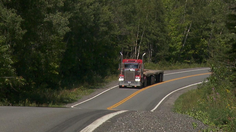 Un camion lourd sur la route.
