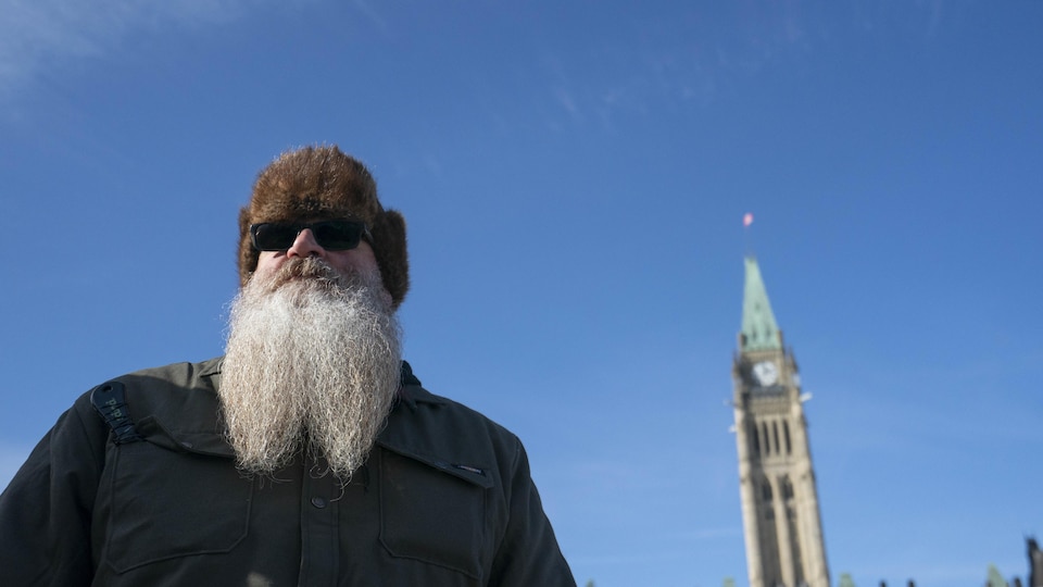 Un manifestant devant le parlement fédéral, Ottawa.

