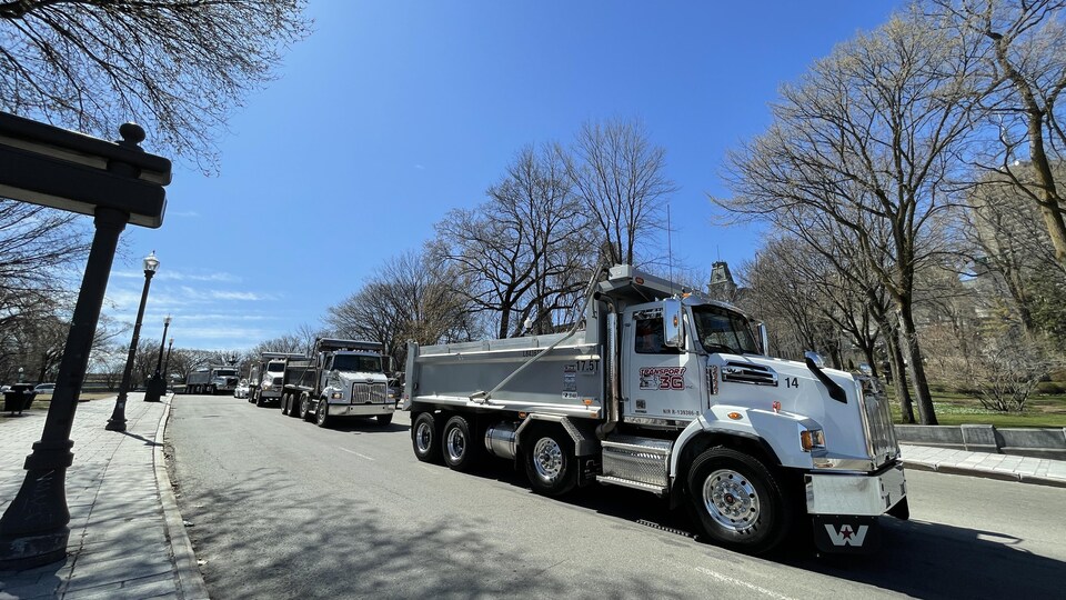 Des camions en file devant le parlement, à Québec.