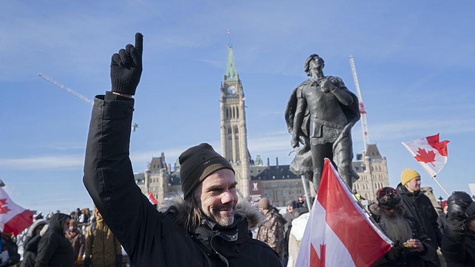 Une foule de manifestants devant le Parlement, à Ottawa.