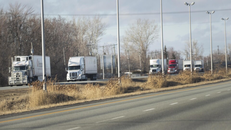 Plusieurs camions sur une route.