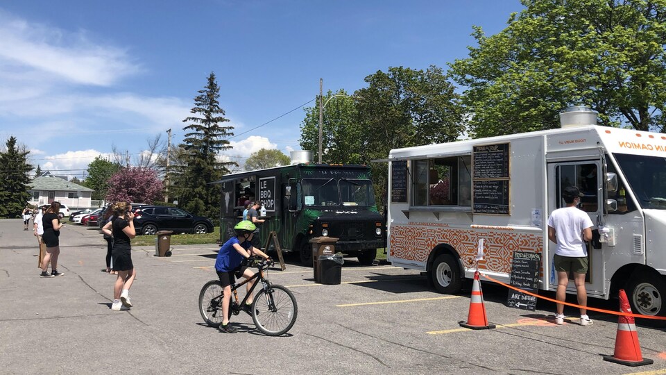 Deux camions de rue dans un stationnement