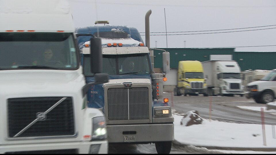 Des camions lourds.