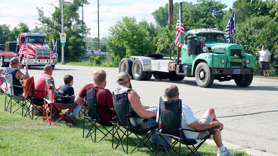 un camión con banderas de los Estados Unidos y la campaña de triunfo en Waupun, Wisconsin.