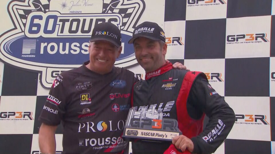 Marc-Antoine Camirand reçoit le trophée remis au détenteur de la troisième place de la course de NASCAR Pinty's.