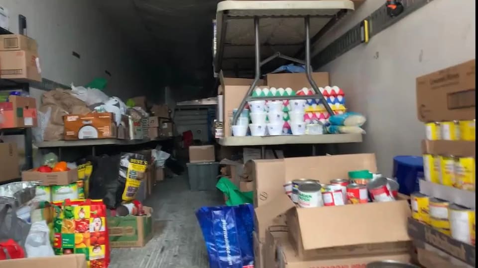 De la nourriture stockée dans un camion.