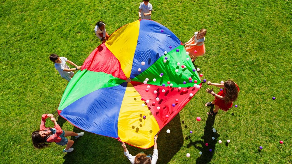 Des enfants jouent au parachute.