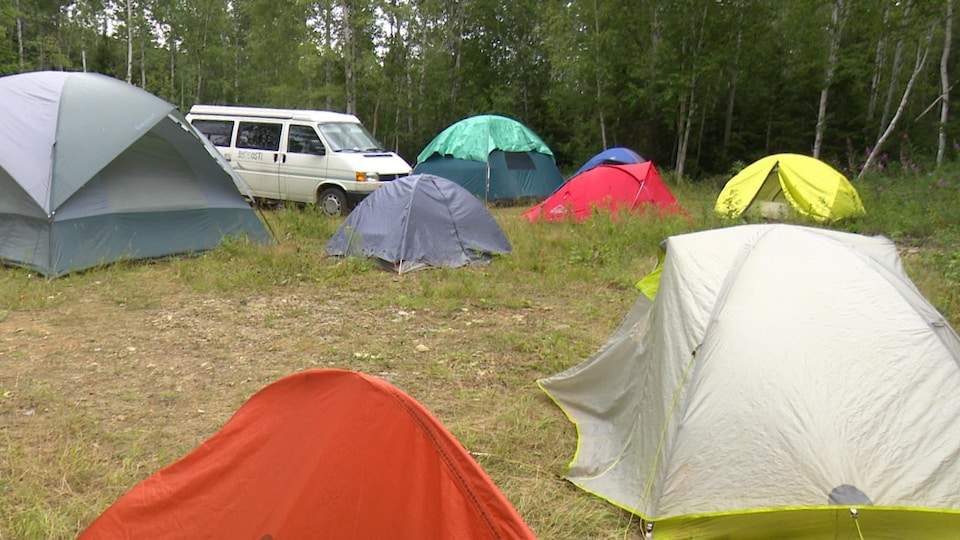 Le Camp de la rivière regroupe de plus en plus de militants.
